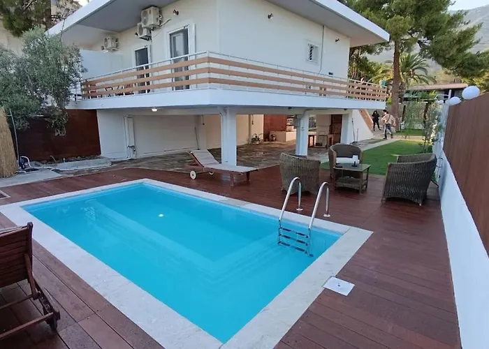 House With A Pool, 2' From The Beach