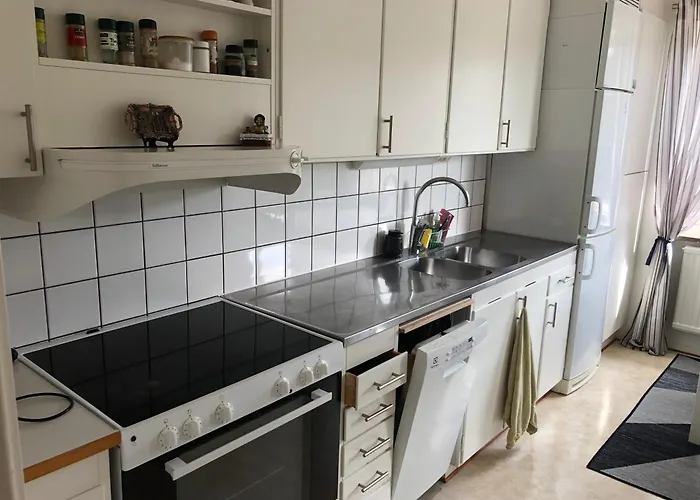 Naera Till Allt, I Delad Laegenhet
