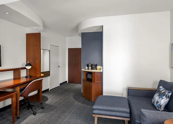 Courtyard By Marriott Evansville East