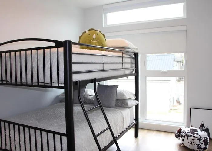 Beachview Getaway At The New Carlyle 200 On The Main Strip In Grand Bend
