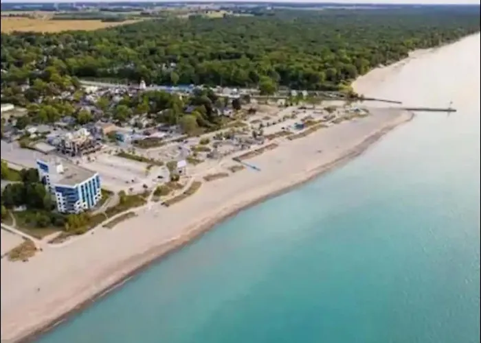 Beachview Getaway At The New Carlyle 304 On The Main Strip In Grand Bend