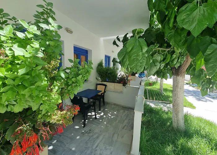 Leonidas Studios & Apartments