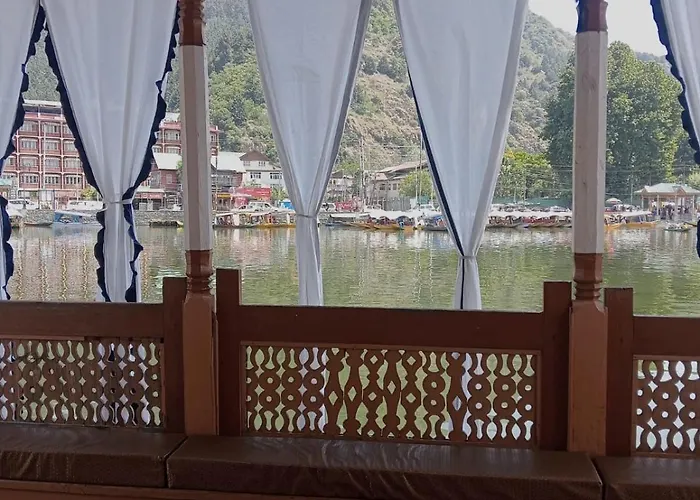 Lakes Crown Group Of Houseboats