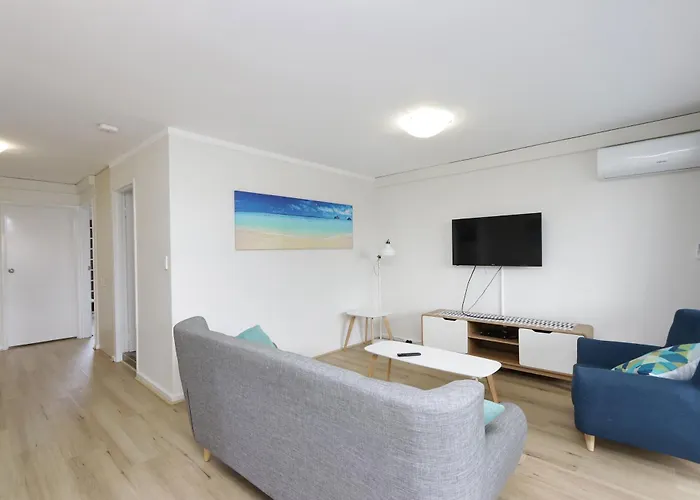 Light & Bright Apartment, 5 Minute Walk To The Beach