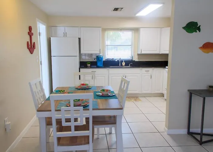 699 Sea Breeze Hideaway- Near Beach-Fenced Doggie Area-Large Driveway