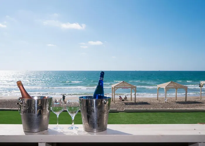 מבנים בים 77 Suites At Sea