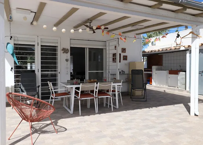 2 apartamentos en una excelente villa de playa compartiendo Piscina y Jardín