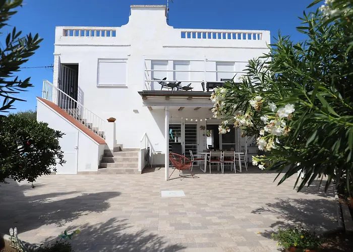 2 apartamentos en una excelente villa de playa compartiendo Piscina y Jardín