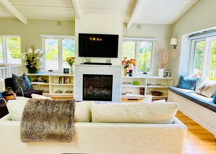 Gorgeous 3-Bdrm Home, Walk To Town And Beach