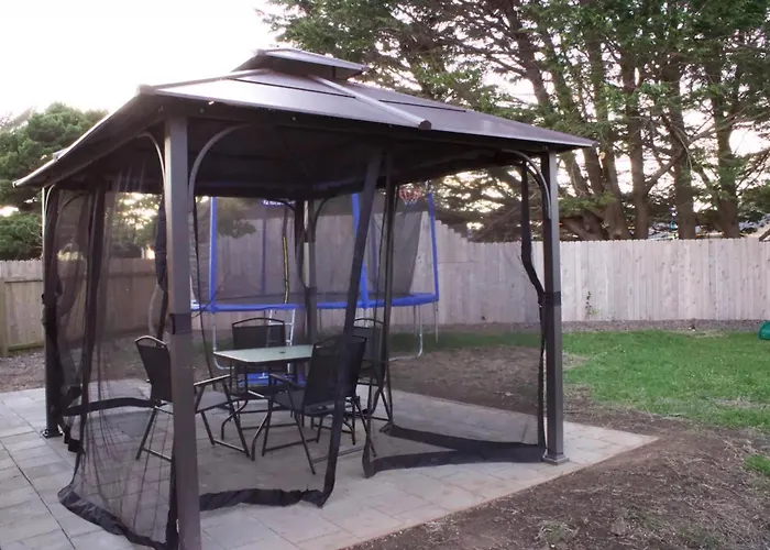 Redwood Cul De Sac Beach Retreat Jumping Mat Firepit Gazebo Grill Air Conditioning Bikes 4 Tvs