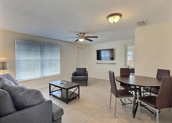 Updated Unit With Easy Beach Access On Siesta Key
