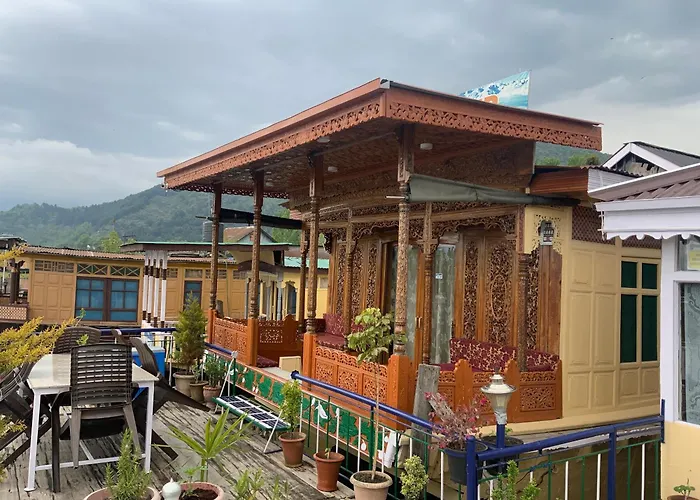 Movie Land Group Of House Boats