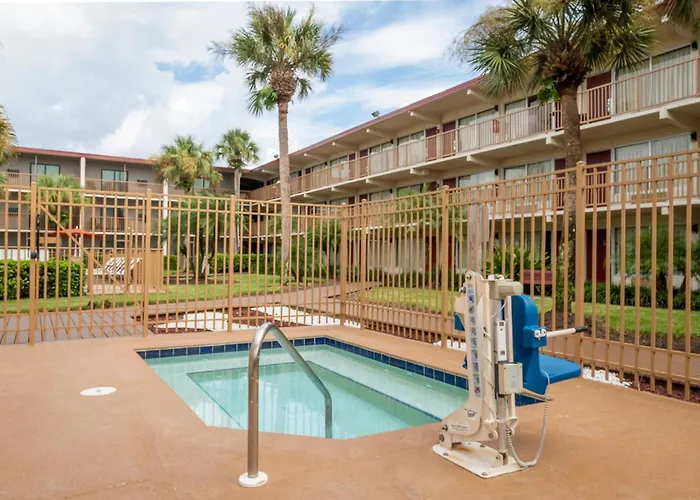 Red Roof Inn Plus+ & Suites Naples Downtown-5Th Ave S