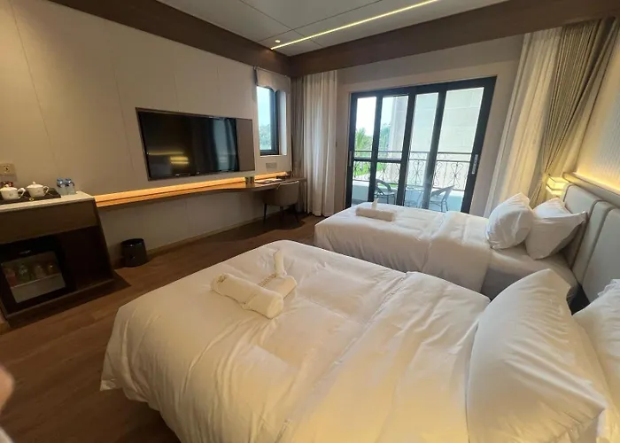 Gold Phuc Resort Inside Longvien Golf