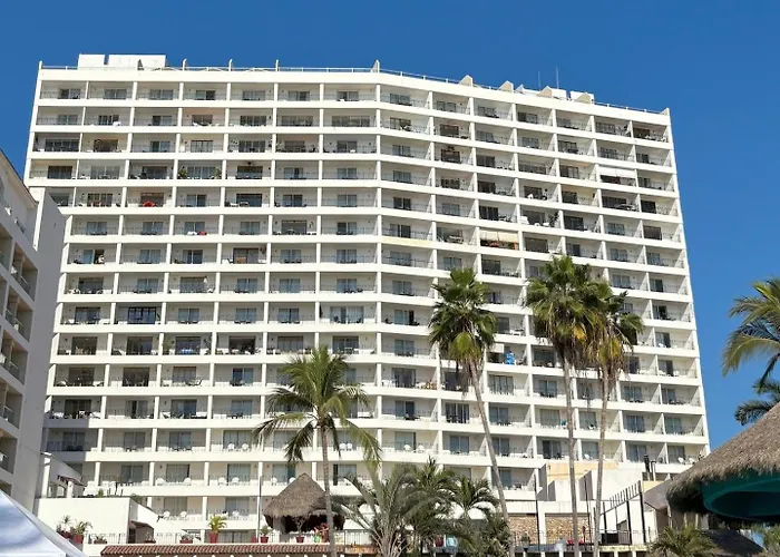 Functional, Pool And Direct Access To The Beach!