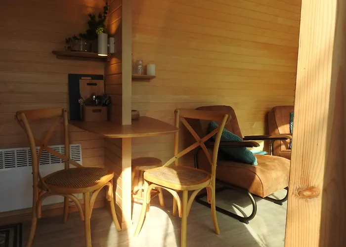 De Hut, in Natuurgebied en vlakbij het Strand