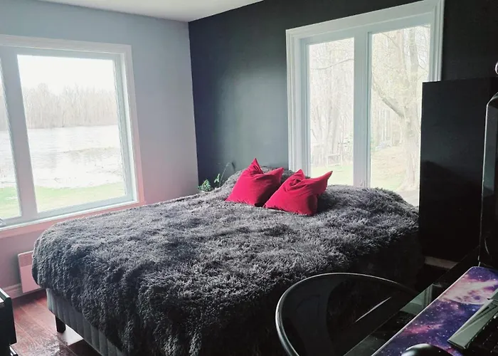 Lakefront House 25 Minutes From Downtown Ottawa-Gatineau