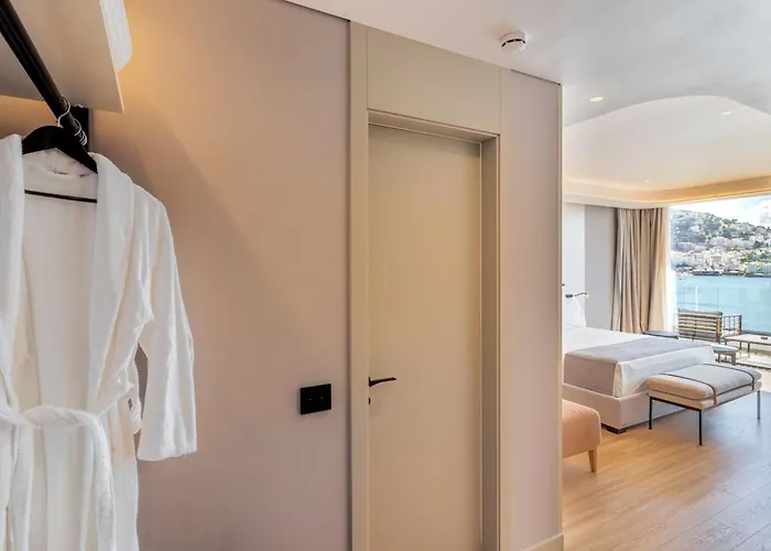 Yacht Premium Hotel