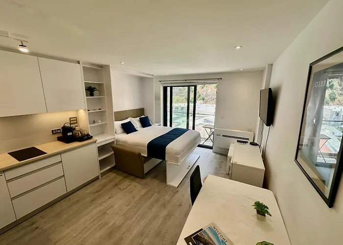 Modern Studio Apartment At The Hub - Rock View, Close To Spain And Airport