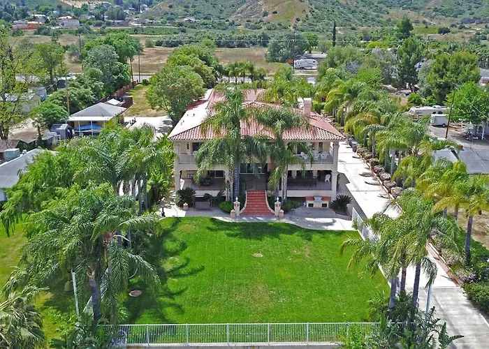 Lakeside Mansion Waterfront 34 Beds Boat Ramp