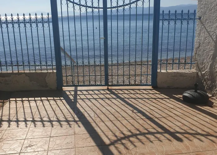 Ξυλινο Σπίτι Δίπλα Στην Θάλασσα