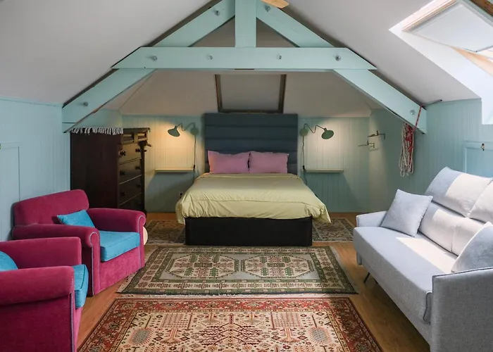 Vintage Balcony Guesthouse & Suites