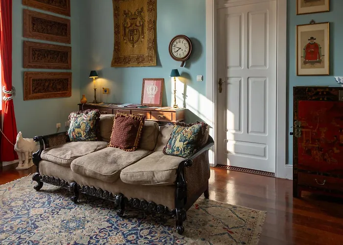 Vintage Balcony Guesthouse & Suites
