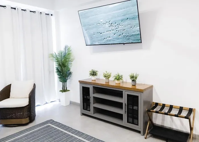 Modern Condo Walk To Marina, Dining & Nightlife