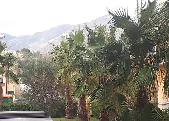 Spiaggia Serena - con giardino e box a 10 mt dal mare