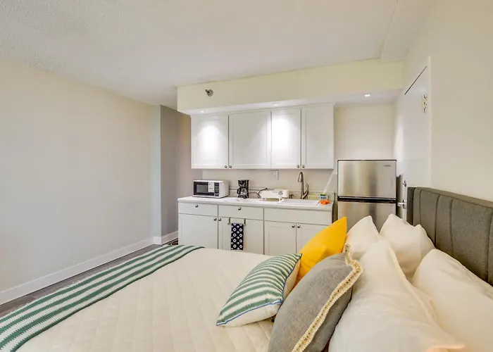 Partial Ocean Views: Daytona Beach Studio!