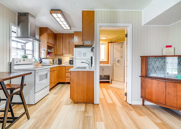 Walk To Poplar Beach: Cozy Coastal Getaway W/ Yard