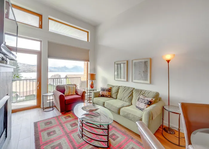 Unique Top-Level Condo With Amazing Lake Views!