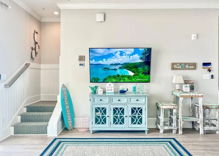 Luxury Beach Condo 5 Min Walk To Beach & Shops!