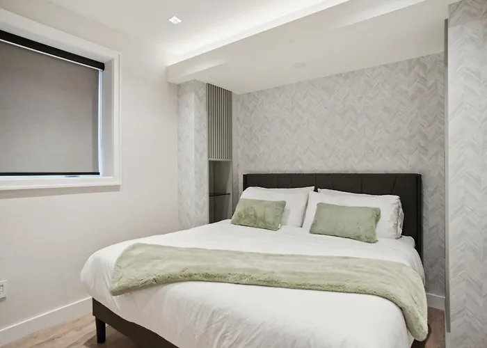 Designer 2Br In Downtown Steps From Sunset Beach