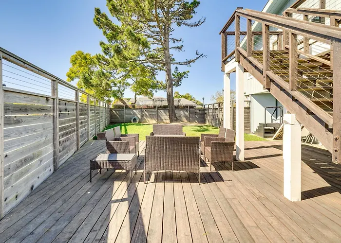 Walk To Poplar Beach: Cozy Coastal Getaway W/ Yard