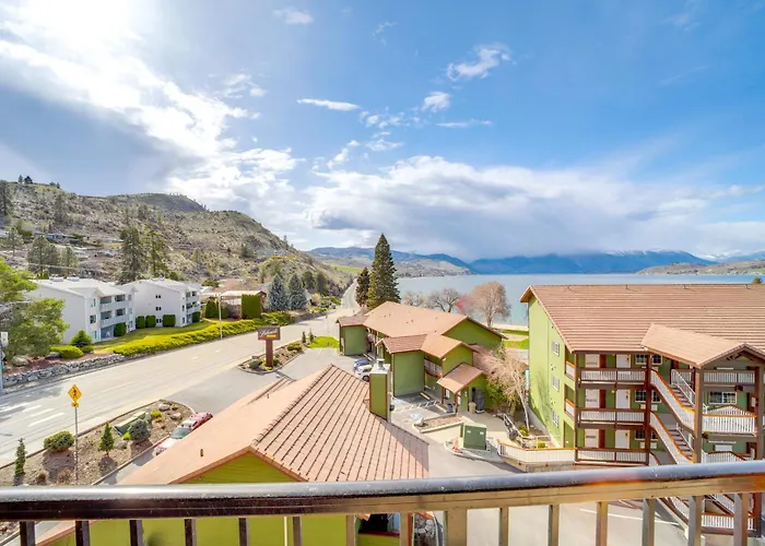 Unique Top-Level Condo With Amazing Lake Views!