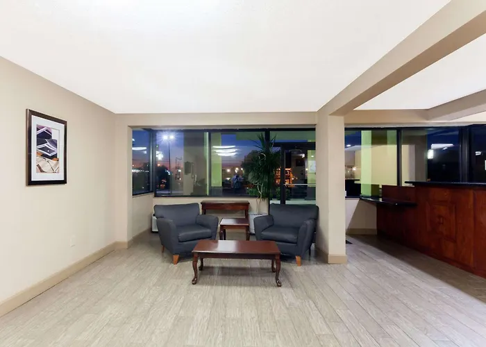 Super 8 By Wyndham Clarksville Northeast