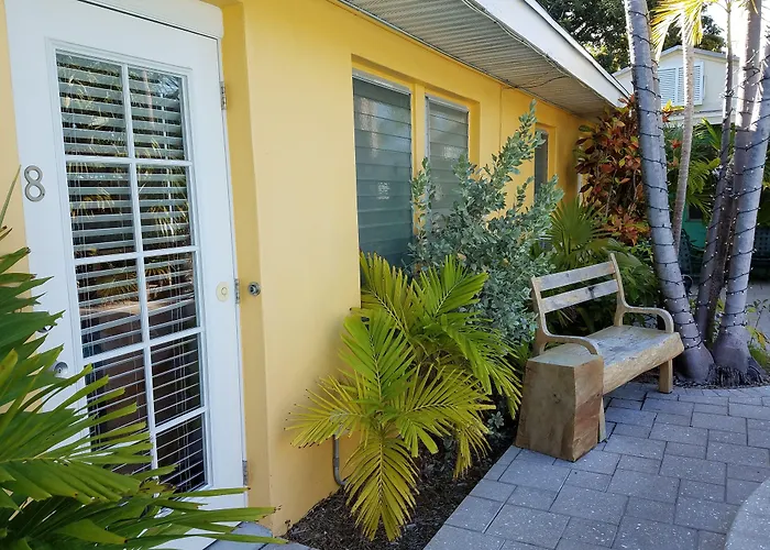 Alexander Palms Court - No Hidden Resort Fees!