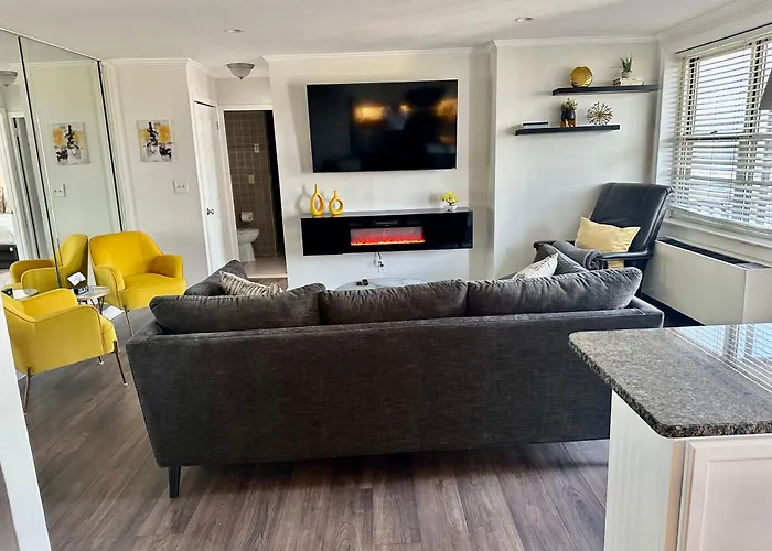 24B - Stylish Top Floor Condo In Downtown Atlanta