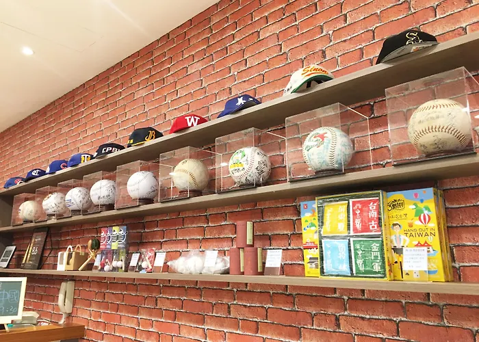 La Hotel-Baseball Theme Hall