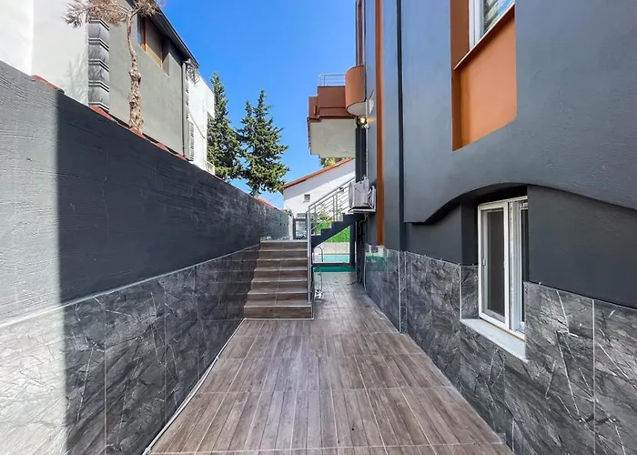 Tripleks Oezel Havuzlu Lueks Villa