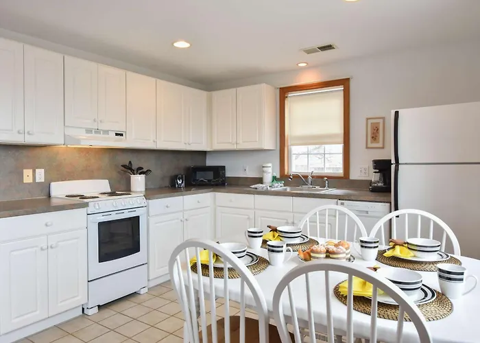 12215 - Beautiful Views Of Cape Cod Bay Access To Private Beach Easy Access To P-Town