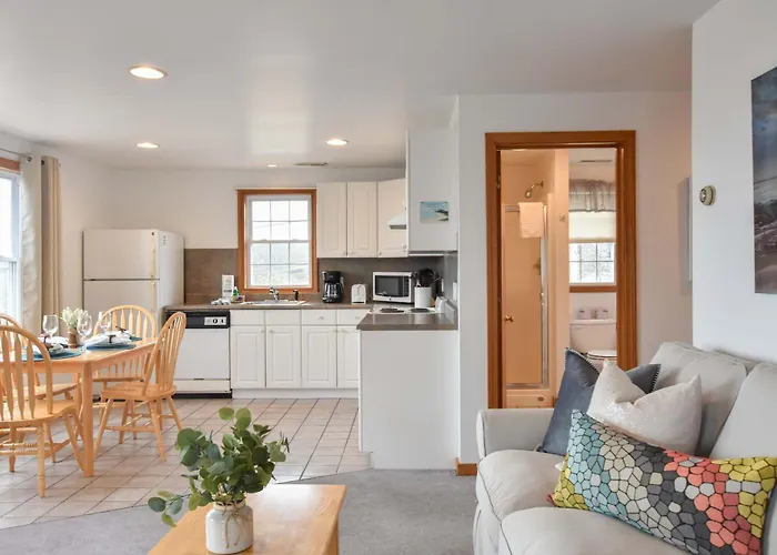 12218 - Beautiful Views Of Cape Cod Bay Access To Private Beach Easy Access To P-Town