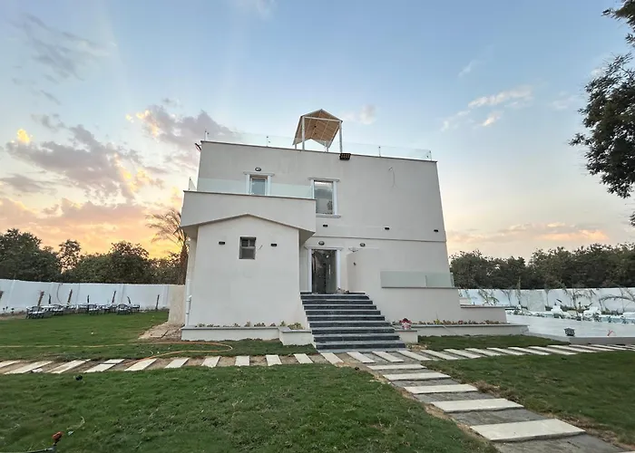 Nakhil Pyramids Resort
