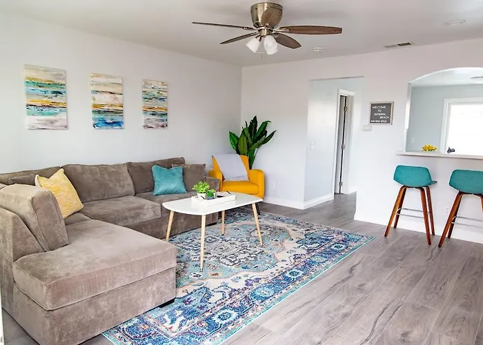 Cozy Coastal Townhome W/ Parking