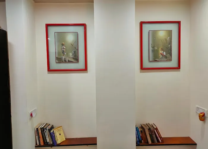 Independent Access Ebony Room Premium Juhu Homestay Queen Bed, Ac, Smart Tv, Locker, Ensuite, Minibar