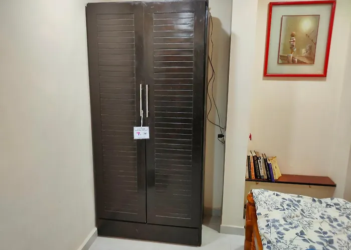 Independent Access Ebony Room Premium Juhu Homestay Queen Bed, Ac, Smart Tv, Locker, Ensuite, Minibar