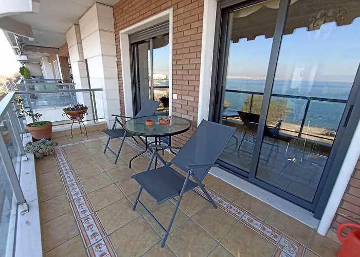 Beachfront Family Apartment & Free Parking, The Cruiseflat