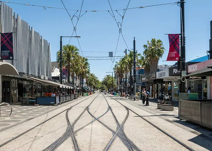 King Bed And Parking Walk To St Kilda Beach