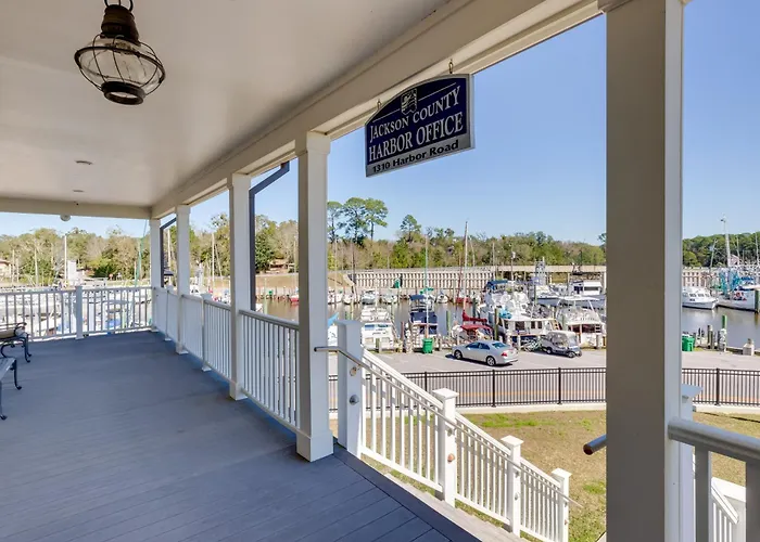 Harbor Oaks Haven: Walk To Front Beach & Downtown!